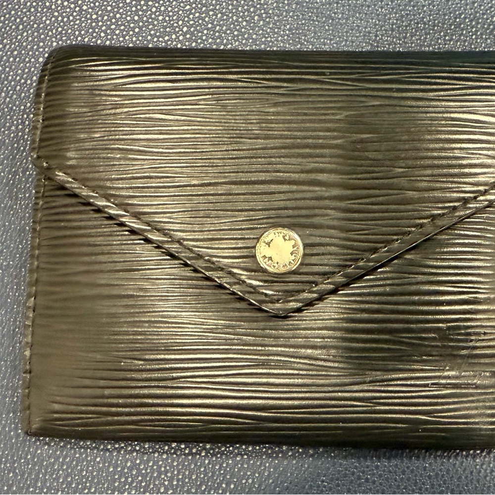 Louie Vuitton wallet. Excellent condition.